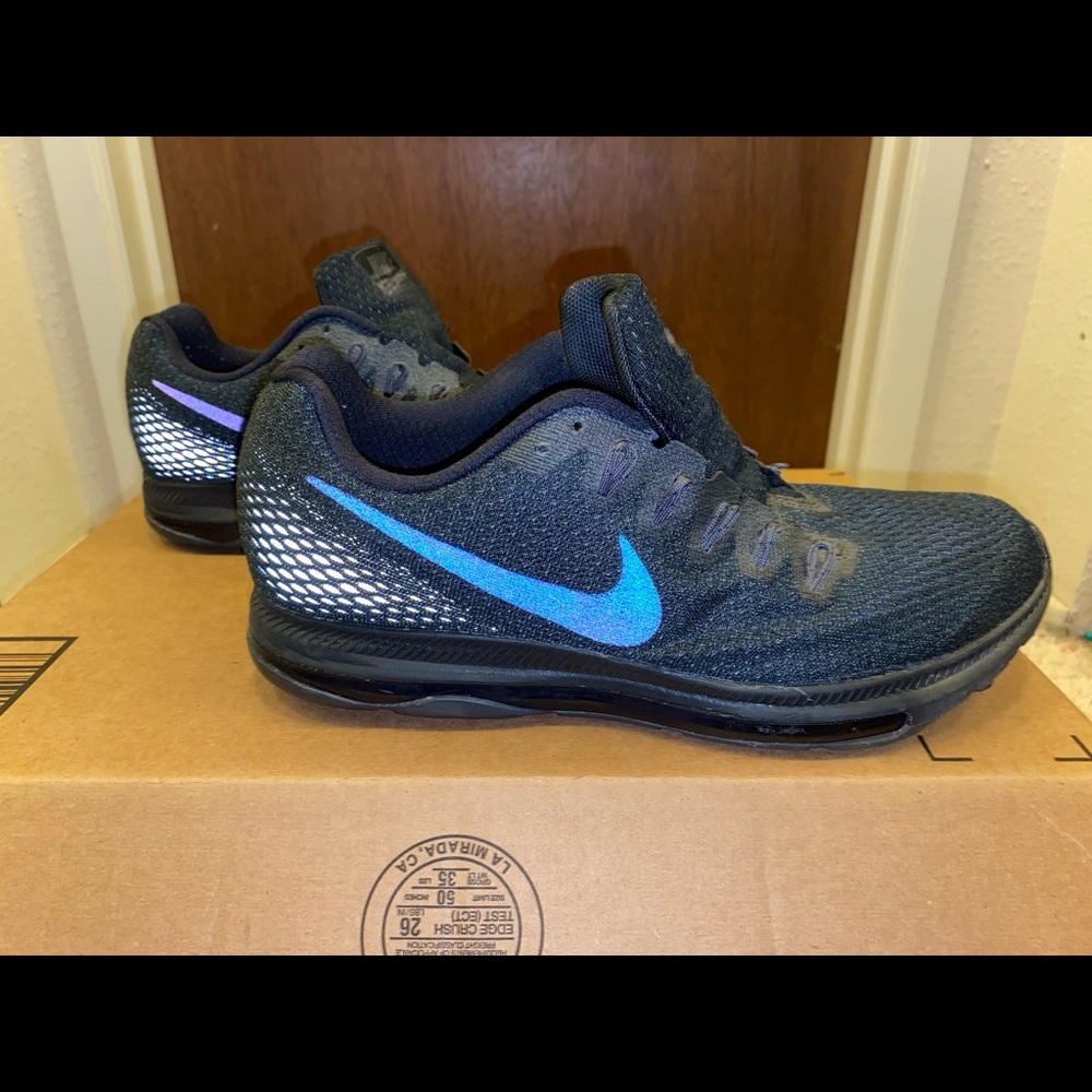 Women’s Nike running shoes size 9.5 fits like a 9